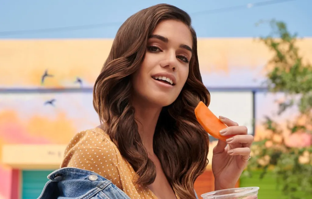 devojka koja koristi sampon bez sulfata